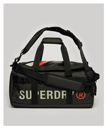 Superdry Σακ Βουαγιάζ M D2 SDRY Tarp Barrel Bag με μήκος 49cm σε Μαύρο χρώμα από το Spartoo